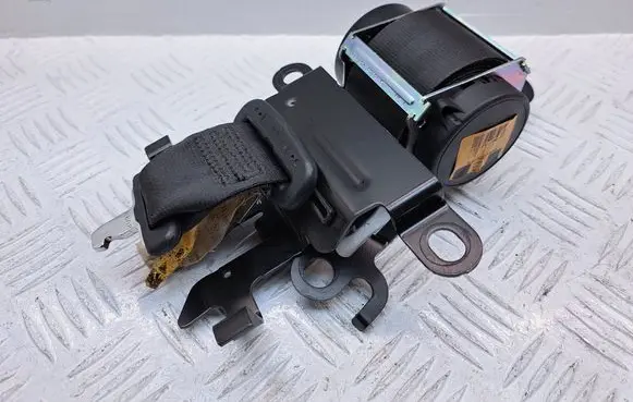 Middle seatbelt (rear)