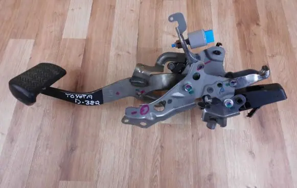Toyota Yaris XP210 Brake pedal 47110K0020 89510K0010B