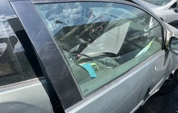 Volkswagen Golf IV Front door window glass four-door 