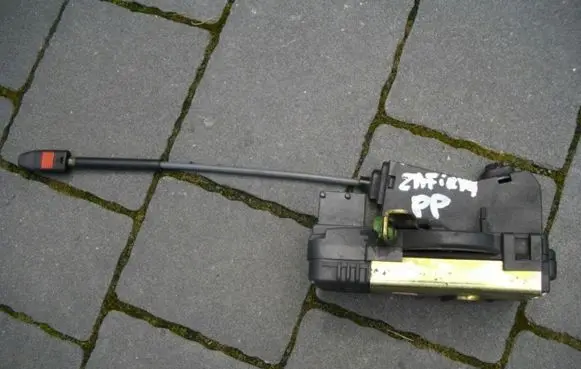 Opel Zafira A Front door lock 90561154
