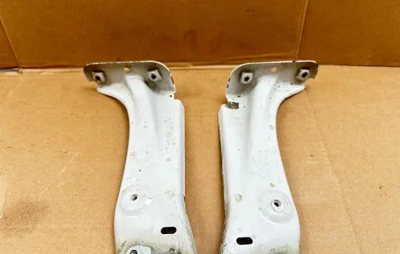 Skoda Octavia Mk3 (5E) Fender mounting bracket 5E08211421 5E08211411