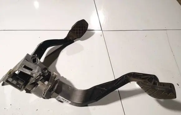 Volkswagen PASSAT B5.5 Clutch pedal 8d1721310k