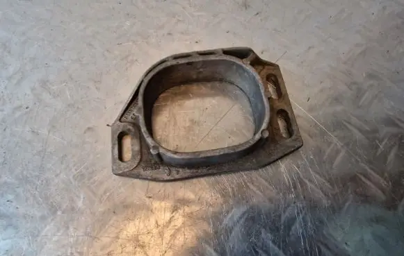 Audi A4 S4 B5 8D Engine mounting bracket 8E0199335J