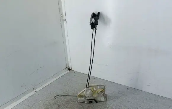 Suzuki Swift I Front door lock 