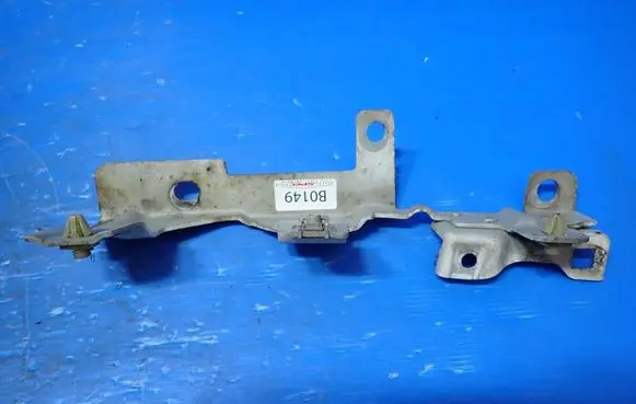 Renault Twingo II Fender mounting bracket