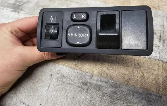 Toyota Corolla Verso E121 Wing mirror switch 183574