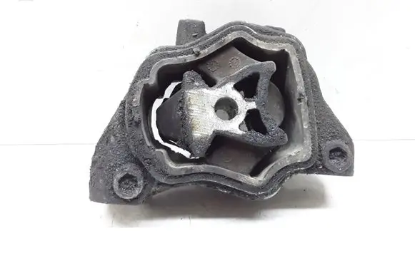Volvo V70 Engine mount bracket