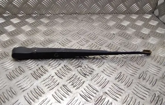 Rear wiper blade arm