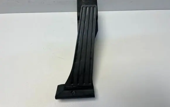 Accelerator throttle pedal