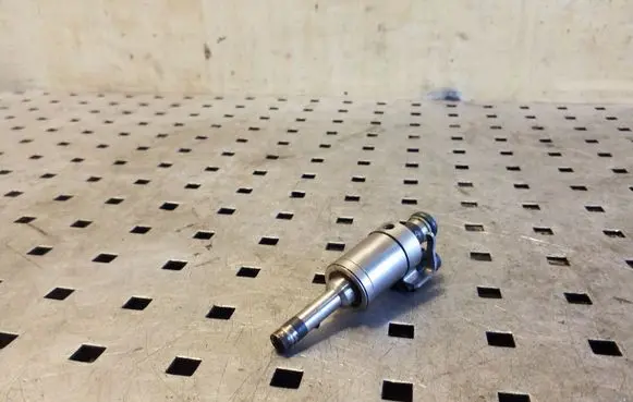 Ford Focus Fuel injector DM5G9F593AA 0261500221