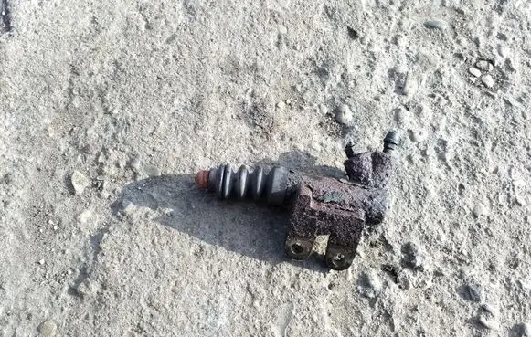 Mazda 323 Clutch master cylinder