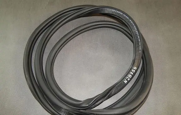 Rear door rubber seal (on body)