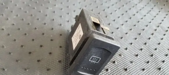Volkswagen PASSAT B5 Windscreen/window heater switch 3B0959621C