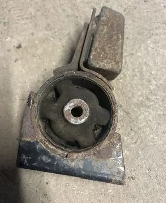 Toyota Avensis T220 Engine mount bracket
