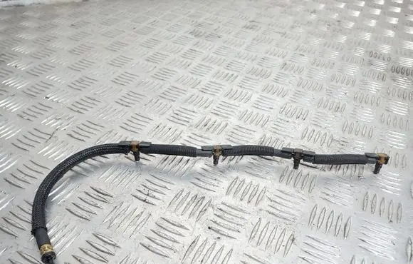 Volkswagen PASSAT B7 Fuel return line/hose 