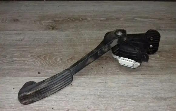 Volvo V70 Accelerator throttle pedal 6PV00653712 30683516