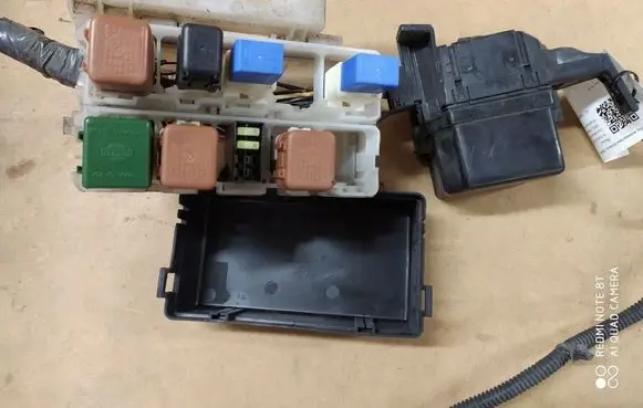 Nissan X-Trail T30 Relay mounting block