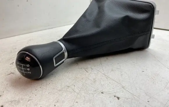 Volkswagen Golf Sportsvan Gear lever shifter trim leather/knob 517711113C
