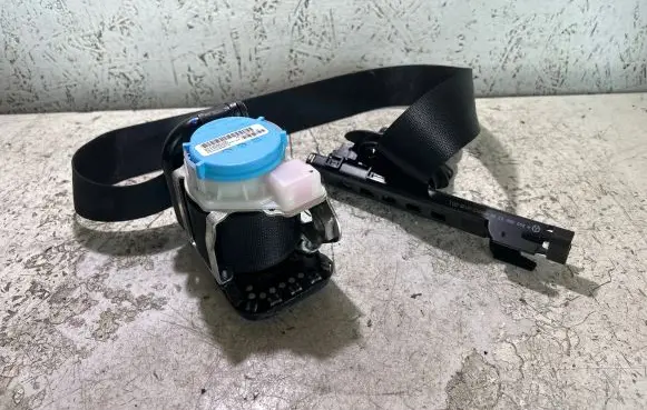 Mercedes-Benz A W176 Front seatbelt 3063559 071DG8A15G
