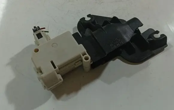 Volkswagen PASSAT B6 Central locking motor Y050296N00417