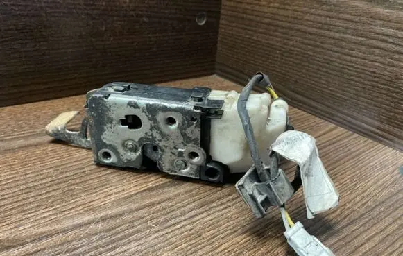 Loading door lock