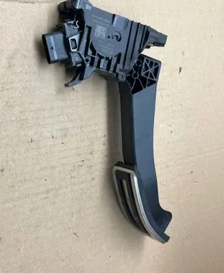Accelerator throttle pedal