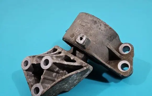Engine mount vacuum valve