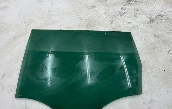 Volkswagen PASSAT B6 Front door window glass four-door A011404