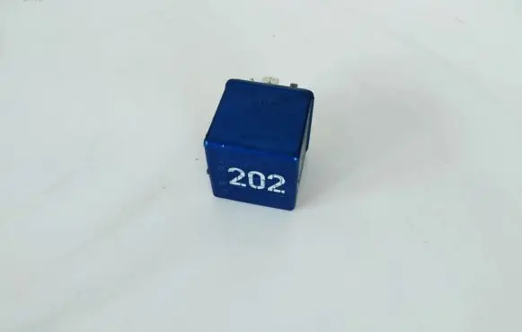 Volkswagen PASSAT B5 Other relay 8a0951253