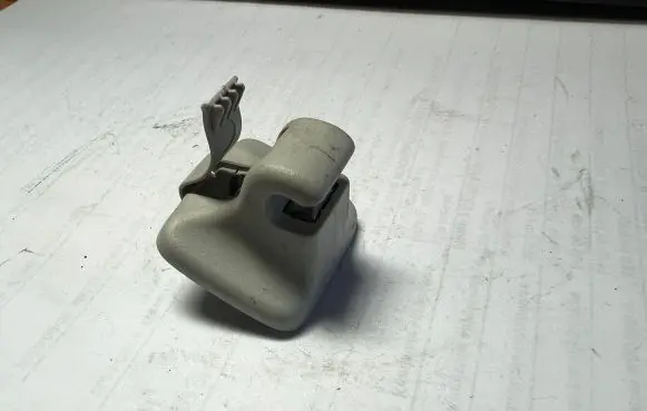 Volkswagen PASSAT B6 Sun visor clip/hook/bracket 1K0857561B