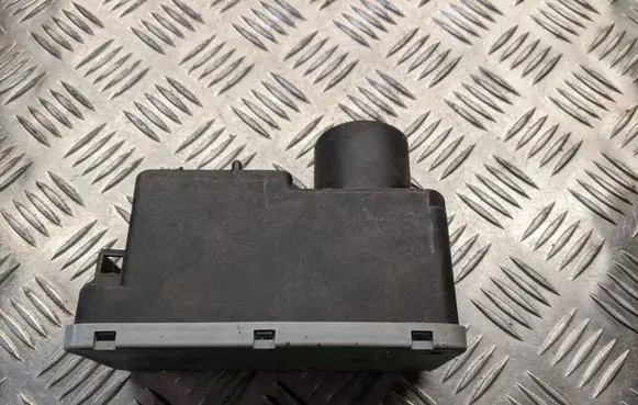 Volkswagen Golf III Central locking vacuum pump 1H096257