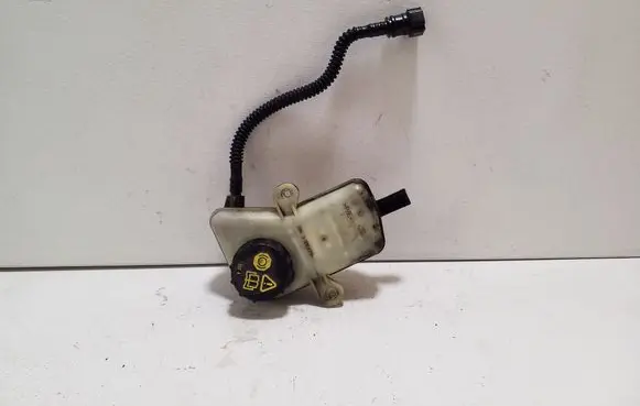Brake fluid reservoir