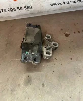 Volkswagen Touran I Engine mount bracket 1K0199555
