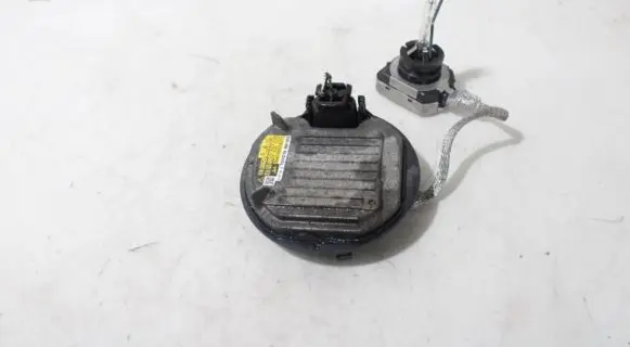 Toyota Avensis Verso Voltage converter/converter module 