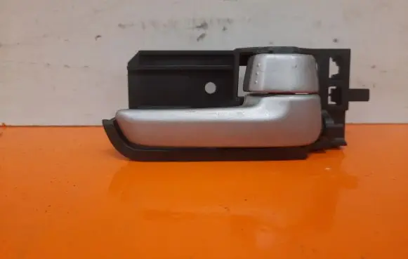 Suzuki Swift I Front door interior handle