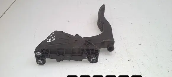 Accelerator throttle pedal