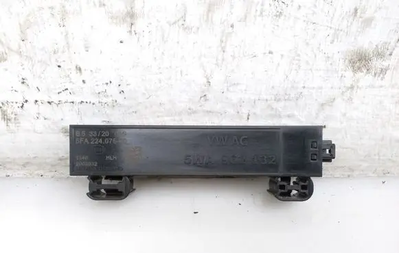 Volkswagen Golf VIII Keyless system antenna 5WA962132 5FA22407500