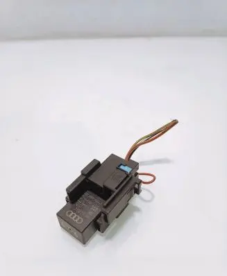 Volkswagen PASSAT B7 Fuel pump relay 4H0951253C