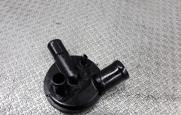 Volkswagen PASSAT B4 Breather/breather pipe/hose 028129101D