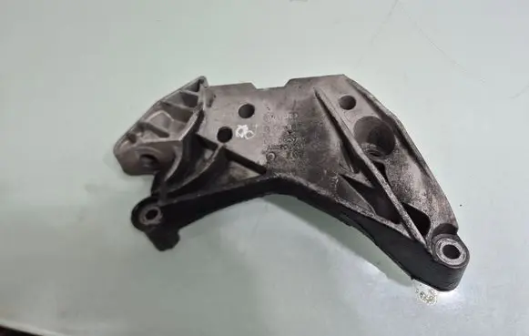 Volkswagen Tiguan Engine mounting bracket 06J199207P
