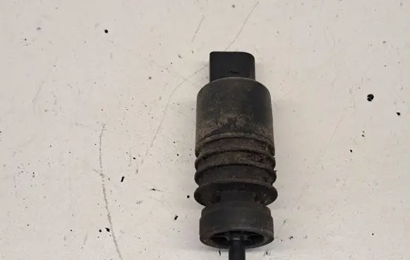 Volkswagen PASSAT B6 Windscreen/windshield washer pump 1K6955651 3122789