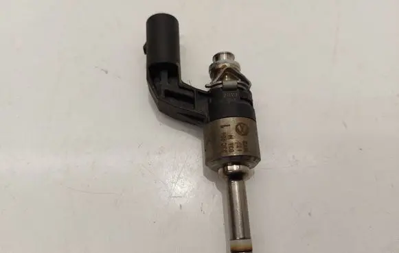 Skoda Octavia Mk2 (1Z) Fuel injector 03C906036M
