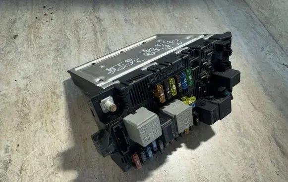 Mercedes-Benz CLS C219 Fuse module 2115457701 20431335