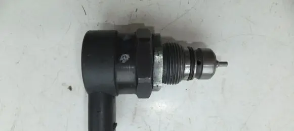 Audi A6 S6 C6 4F Fuel pressure regulator 057130764 0281002785
