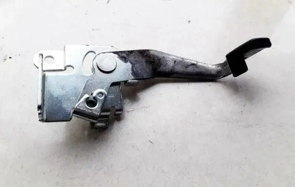 Suzuki Swift I Fuel tank opening switch 