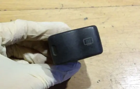 Volkswagen Golf III Windscreen/window heater switch 6N1959621