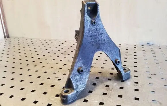 Audi A4 S4 B7 8E 8H Engine mounting bracket 8E0199308AF