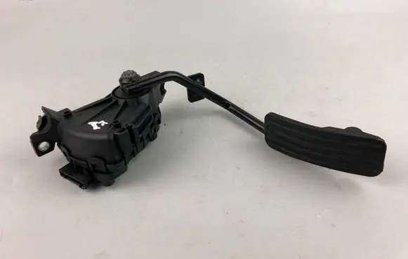 Accelerator throttle pedal
