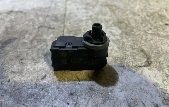 Volkswagen PASSAT B7 Headlight level adjustment motor 1Q0941295 PA66GF30