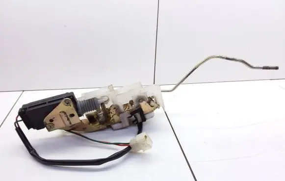 Mazda 323 F Front door lock